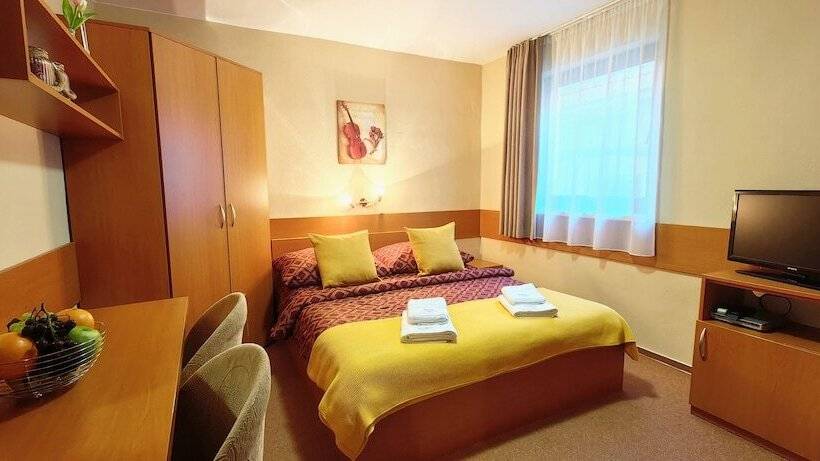 标准工作室, Jurika Liptov