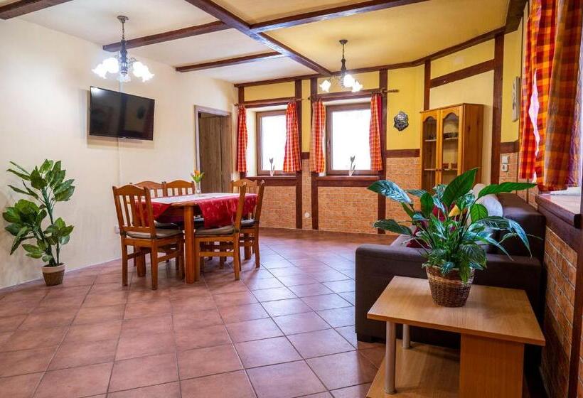 低层单卧公寓, Jurika Liptov