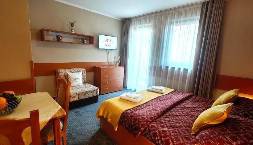 标准工作室, Jurika Liptov