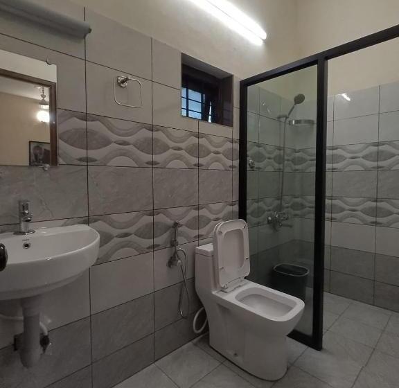 חדר דלוקס, Athirapilly On The Rocks