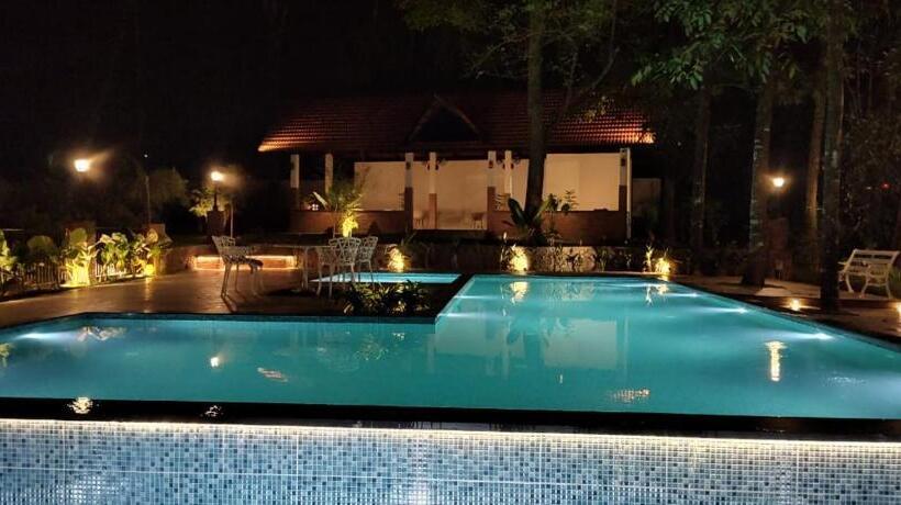 디럭스 룸, Athirapilly On The Rocks