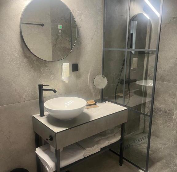 غرفة قياسية مزوَّدة بشُرفة, Niks