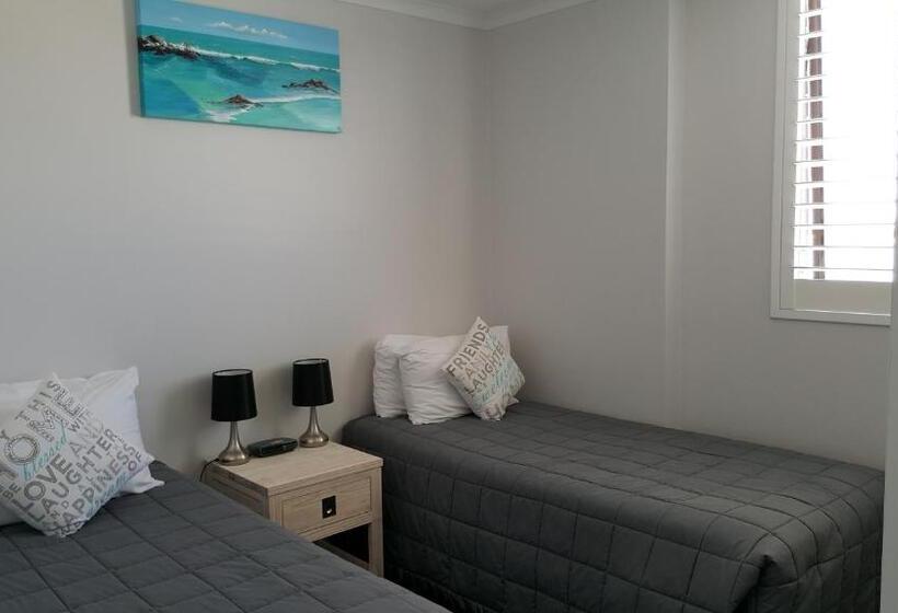 2 Bedrooms Apartment River View, Banyandah Towers