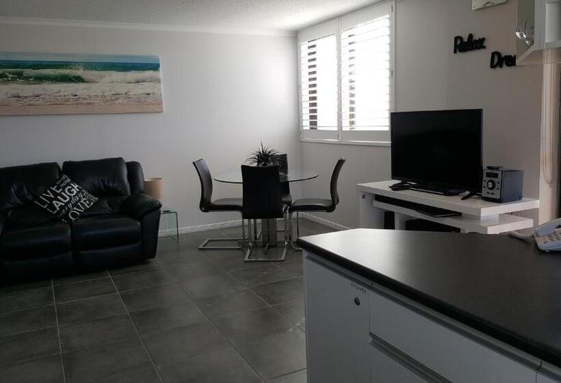 2 Bedrooms Apartment River View, Banyandah Towers