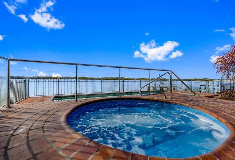 2 Bedrooms Apartment River View, Banyandah Towers