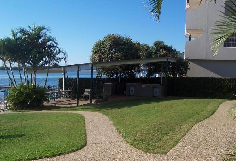 2 Bedrooms Apartment River View, Banyandah Towers