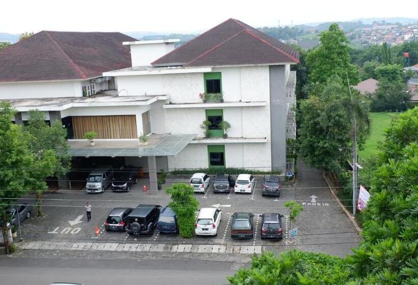 Quarto Deluxe, Grasia Semarang