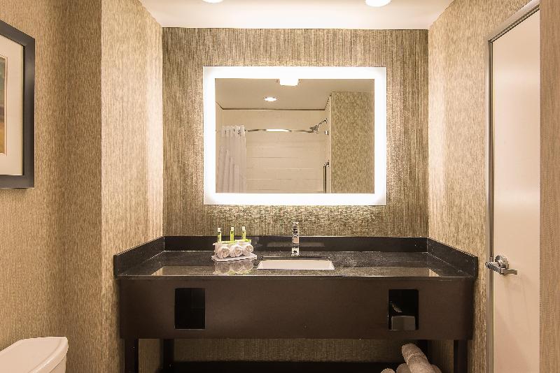 מיטת קינג בסוויטה, Holiday Inn Express & Suites Norwood Boston Area By Ihg