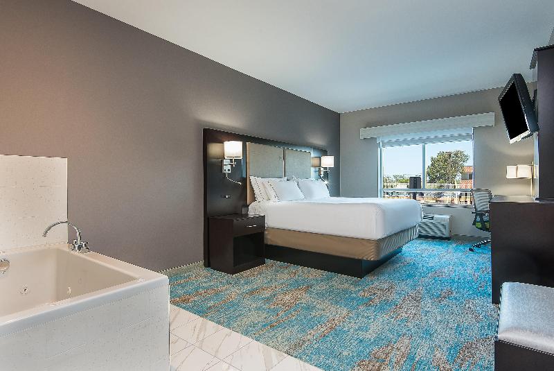 מיטת קינג בסוויטה, Holiday Inn Express & Suites Norwood Boston Area By Ihg