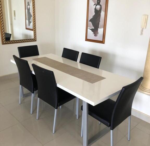 两居室经济型公寓, Surfers Century Oceanside Apartments