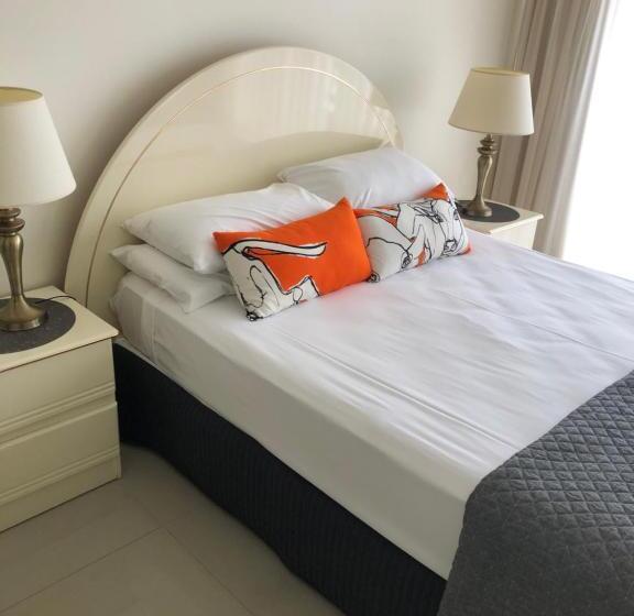 两居室经济型公寓, Surfers Century Oceanside Apartments