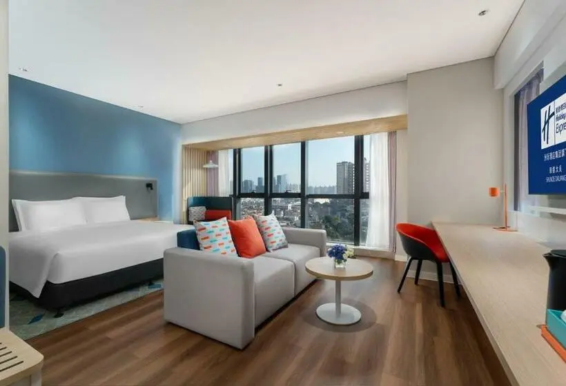 キングサイズベッドのスイートルーム, Holiday Inn Express Shunde Daliang, An Ihg