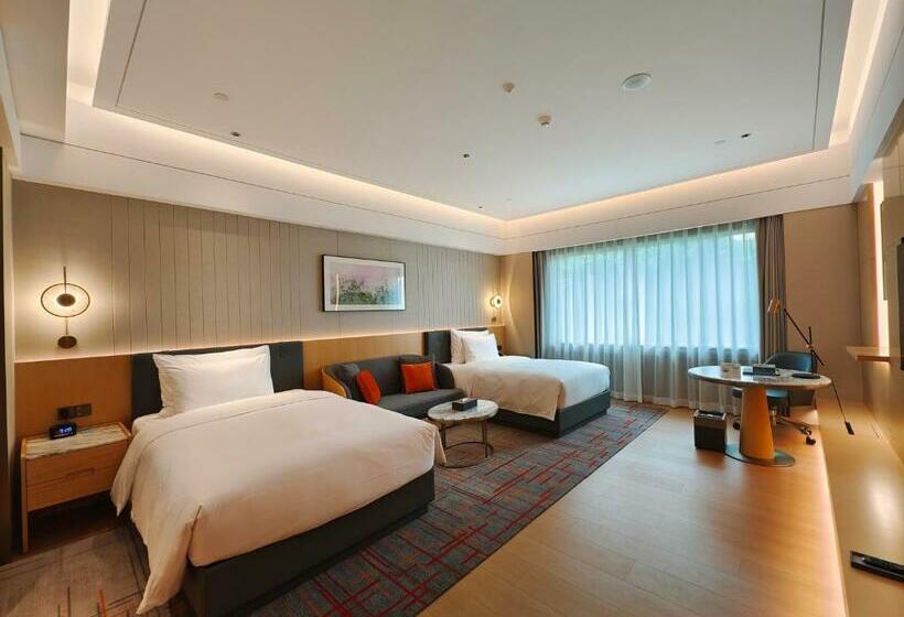 Номер Executive, Wyndham Grand Zhaoqing Downtown