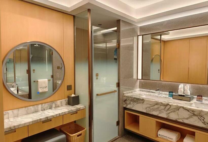 Номер Executive, Wyndham Grand Zhaoqing Downtown