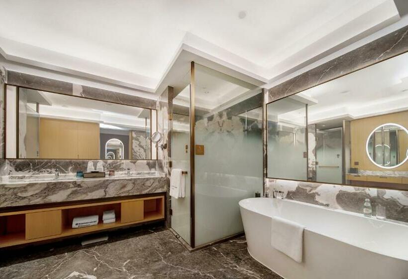 Superior room with lake view, Wyndham Grand Zhaoqing Downtown