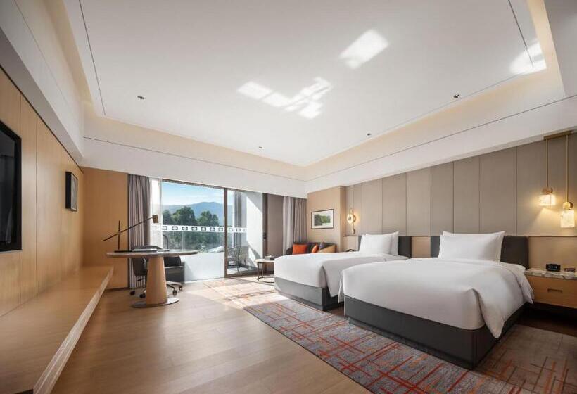 Superior room with lake view, Wyndham Grand Zhaoqing Downtown