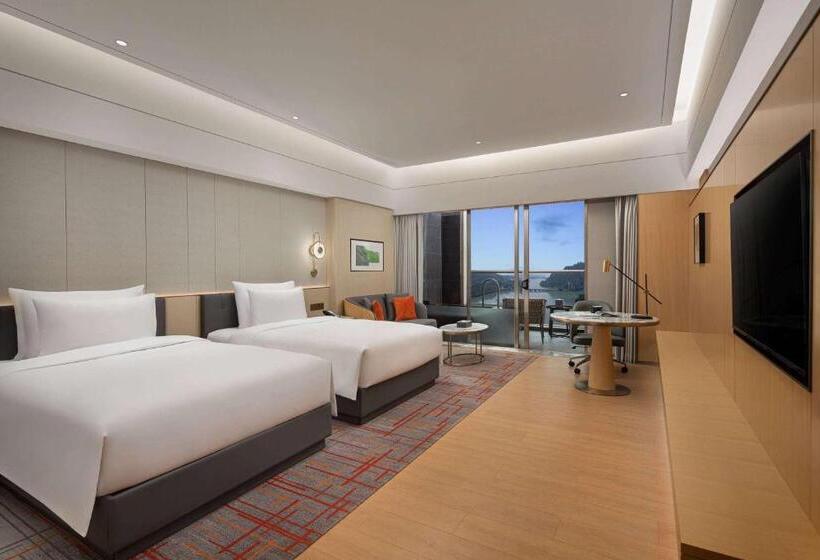 Superior room with lake view, Wyndham Grand Zhaoqing Downtown