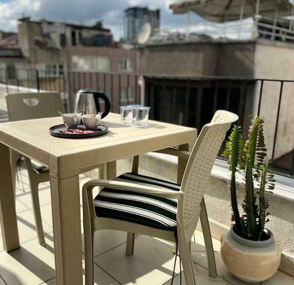 Pokój Trzyosobowy Standard z Balkonem, Besiktas Guest