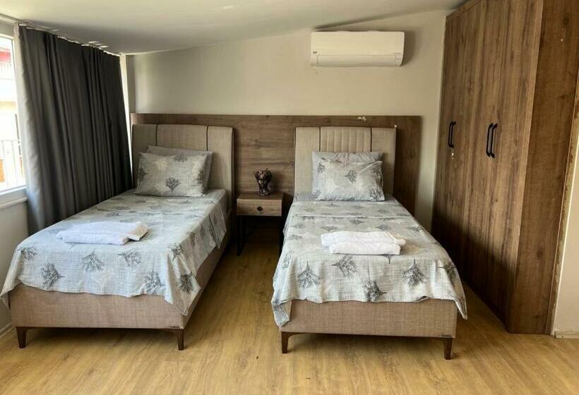 Pokój Trzyosobowy Standard z Balkonem, Besiktas Guest