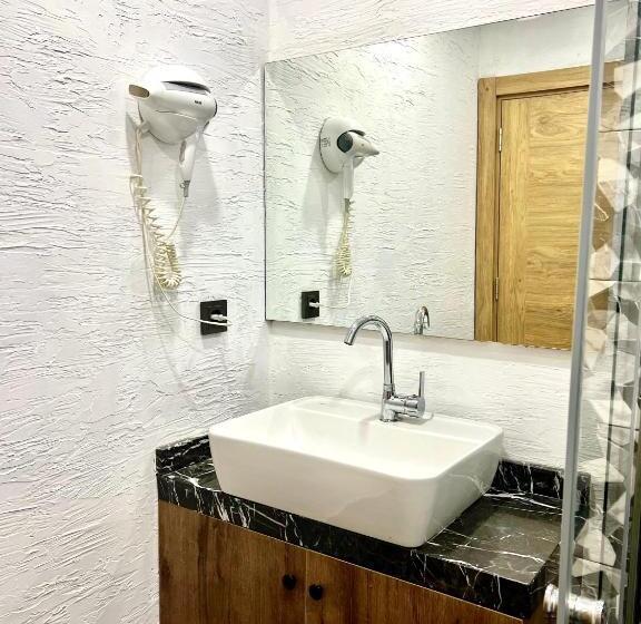 Pokój Trzyosobowy Standard z Balkonem, Besiktas Guest