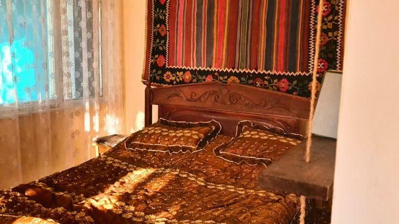 غرفة ديلوكس, Papi Aygi