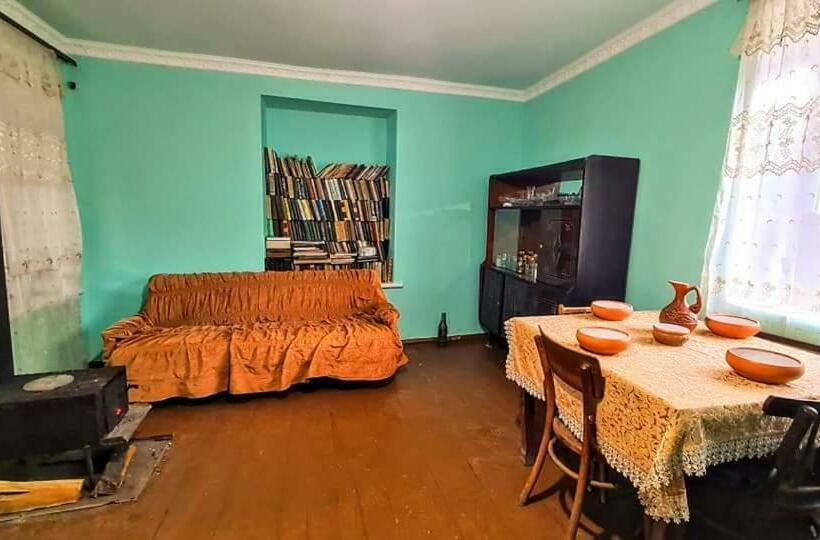 غرفة ديلوكس, Papi Aygi