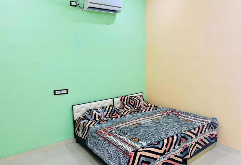Трехместный Номер Классика, Oyo 70053 Friends