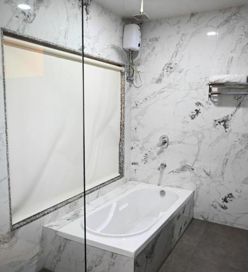 套房, Adiraj Residency