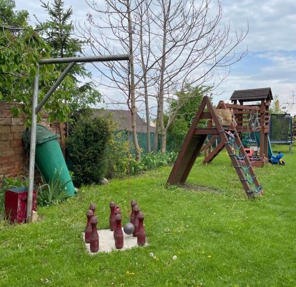 דירת שני חדרים, Na úpatí Pálavy