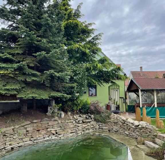 דירת שני חדרים, Na úpatí Pálavy