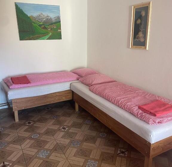 בקתת חדר, Na úpatí Pálavy