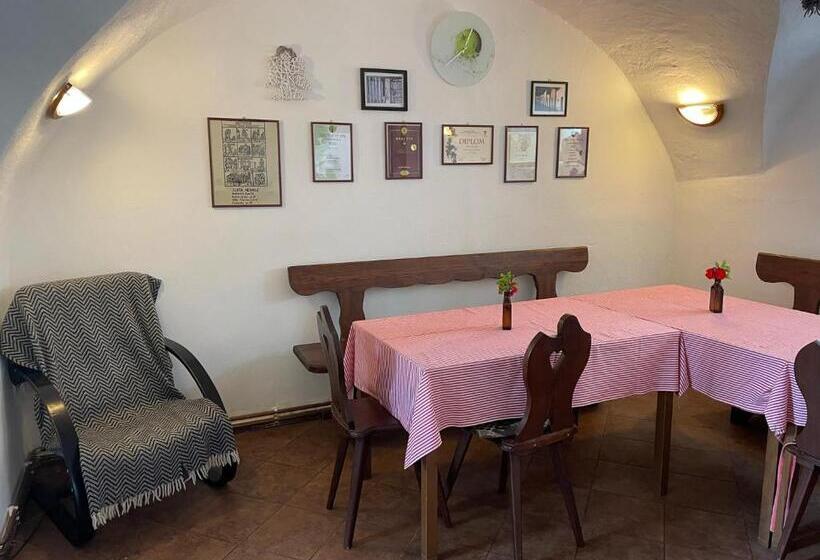 בקתת חדר, Na úpatí Pálavy