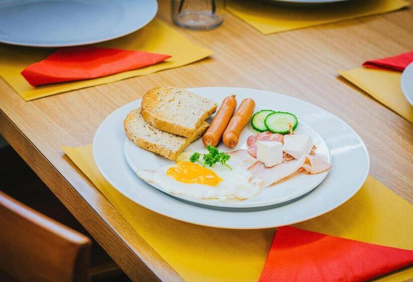 غرفة قياسية لذوى الاحتياجات الخاصة, Arena