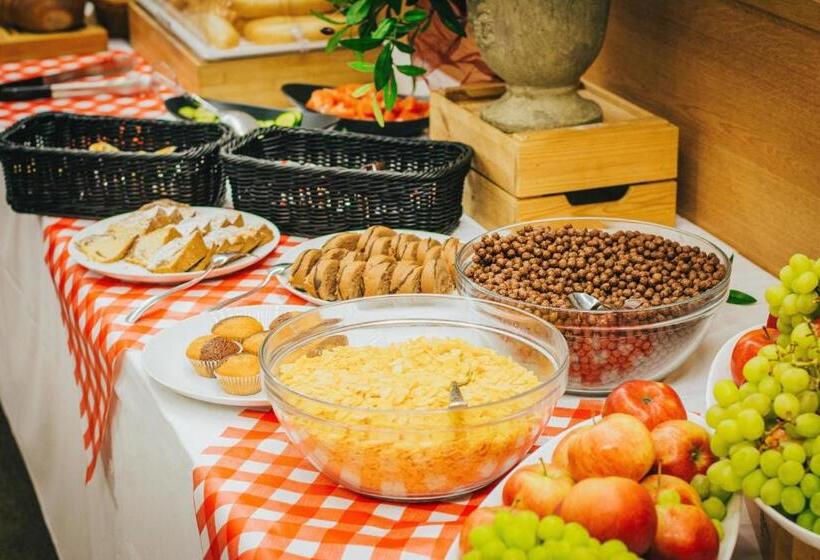 غرفة قياسية رباعية, Arena