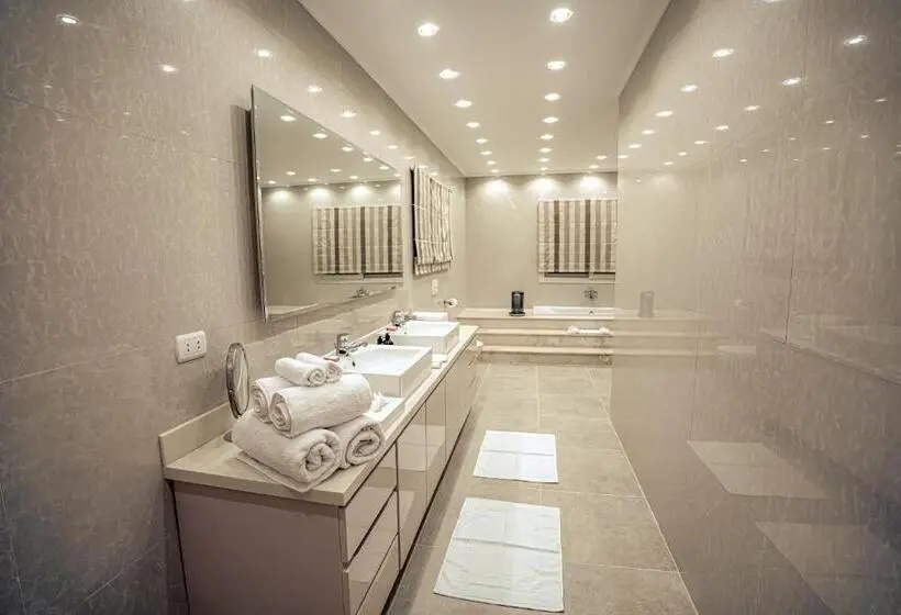 ویلای یک اتاق خوابه با استخر شنا, Caves Beach Resort Adults Only