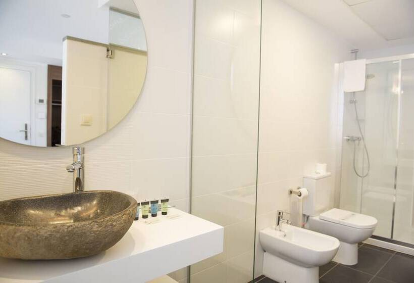 اتاق استاندارد سه نفره, El Mudayyan