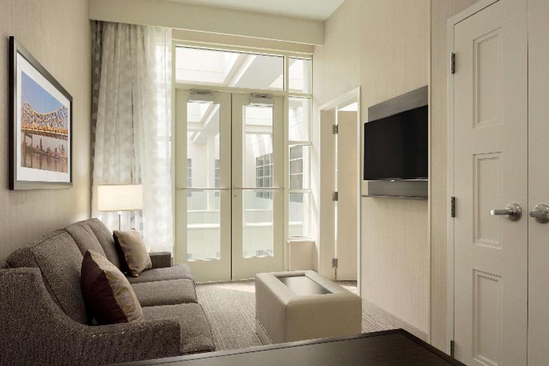 سوئیت پریمیوم, Embassy Suites Louisville Downtown