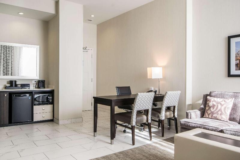 스위트 킹사이즈 침대, Embassy Suites Louisville Downtown