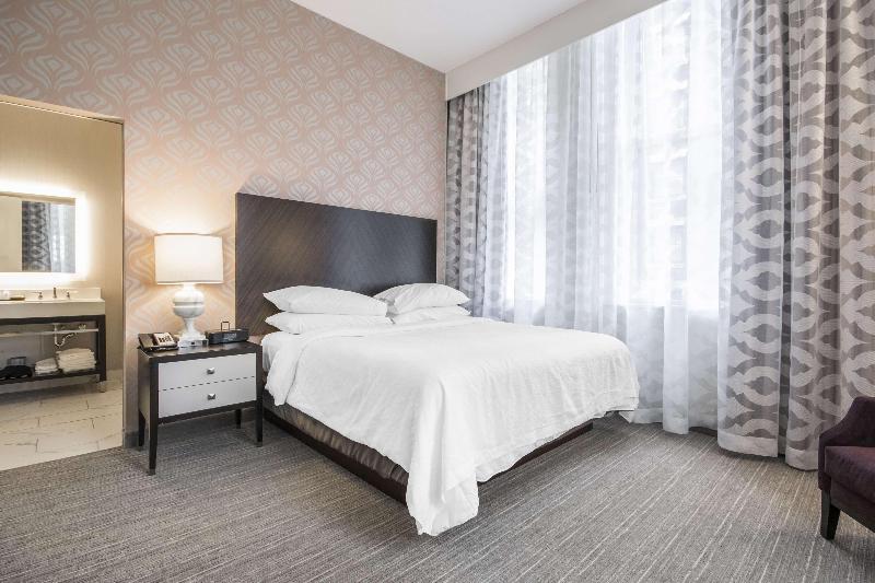 سوئیت با تخت بزرگ, Embassy Suites Louisville Downtown