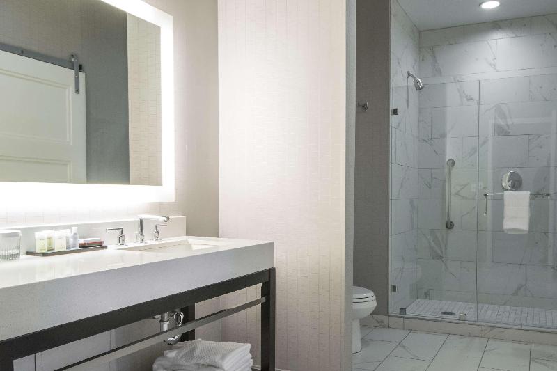 سوئیت با تخت بزرگ, Embassy Suites Louisville Downtown