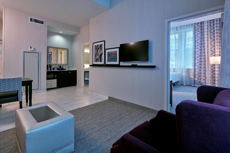 스위트 킹사이즈 침대, Embassy Suites Louisville Downtown