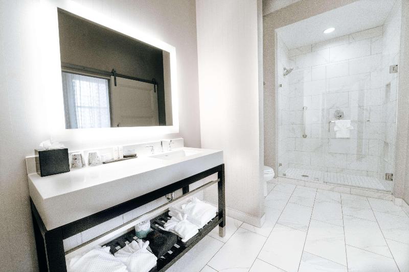 스위트 킹사이즈 침대, Embassy Suites Louisville Downtown