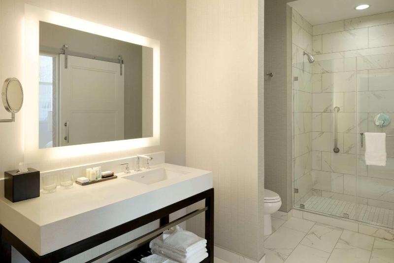 سوئیت پریمیوم, Embassy Suites Louisville Downtown