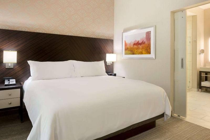 سوئیت برای معلولان, Embassy Suites Louisville Downtown