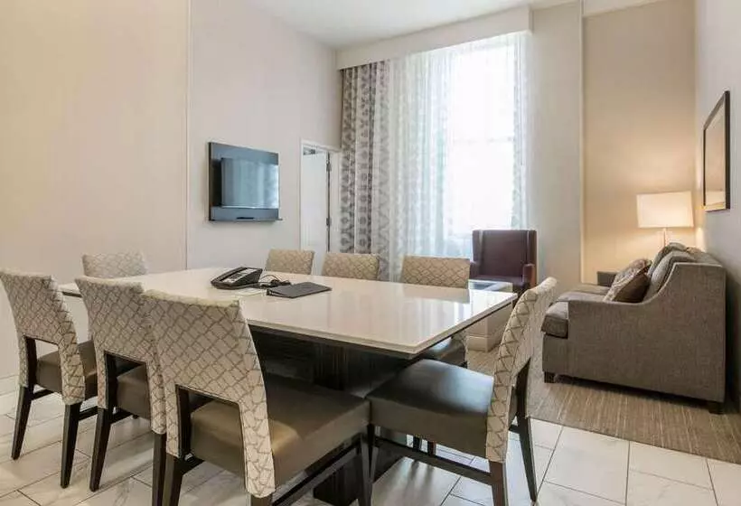 スイート, Embassy Suites Louisville Downtown