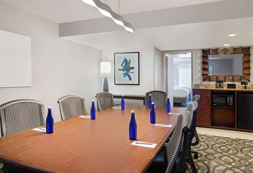스위트, Embassy Suites Louisville Downtown