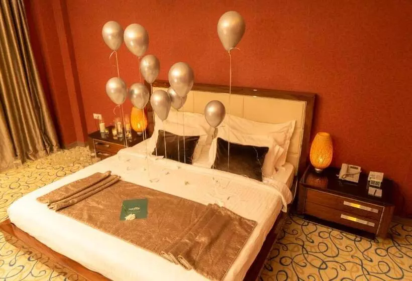 اتاق لوکس با تخت بزرگ, Highcrest