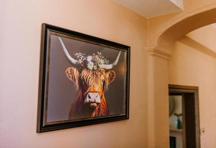 חדר משפחתי, The Bull