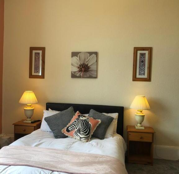 اتاق خانوادگی با چشمانداز باغ, The Purple Tree Guest House