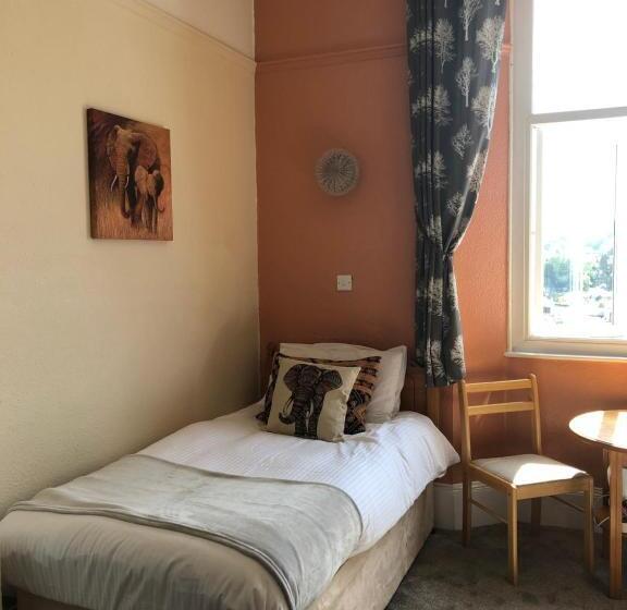 اتاق خانوادگی با چشمانداز باغ, The Purple Tree Guest House